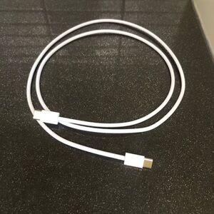 EUC Apple USB-C to USB-C woven cord